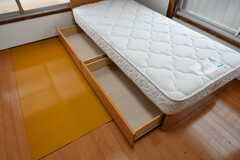 ベッドは引き出し付き。（202号室）(2023-02-13,専有部,ROOM,2F)