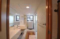脱衣室の様子。洗面台と洗濯機も設置されています。右手にバスルームがあります。(2013-10-23,共用部,KITCHEN,1F)