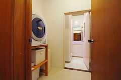 202号室脇には水まわり設備がありあｍす。奥はシャワールームが設置されています。(2013-10-23,共用部,LAUNDRY,2F)