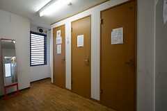 バスルームが3室並んでいます。(2015-01-22,共用部,BATH,1F)