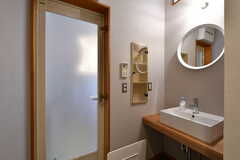 脱衣室の様子。洗面台が設置されています。(2020-03-27,共用部,BATH,1F)