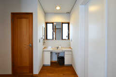 廊下に設置された洗面台。左のドアはトイレです。(2020-03-27,共用部,WASHSTAND,2F)