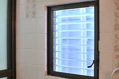 バスルームには換気のできる窓があります。(2014-06-19,共用部,BATH,2F)