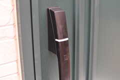 玄関の鍵はICカードをかざして施錠するタイプ。(2017-09-22,周辺環境,ENTRANCE,1F)