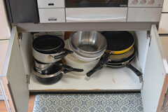 フライパンや鍋類はコンロ下に収納されています。(2022-10-06,共用部,KITCHEN,1F)