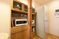 食器棚にはキッチン家電が設置されています。(2016-06-28,共用部,KITCHEN,1F)