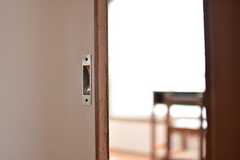 専有部のドアは引き戸です。現在は鍵を設置したとのこと。（201号室）(2017-03-13,専有部,ROOM,2F)
