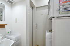 正面のドアがバスルーム、右手のドアがトイレです。(2021-03-11,共用部,OTHER,1F)