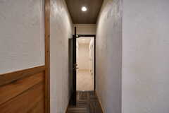 廊下の様子。101〜103号室と、3室専用の水まわり設備があります。(2020-03-19,共用部,OTHER,1F)