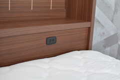 ベッドの枕元にはコンセント。（407号室）(2020-03-19,専有部,ROOM,4F)