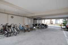 自転車置き場、喫煙所の様子。同じスペースに駐車もできます。(2010-04-14,共用部,GARAGE,1F)