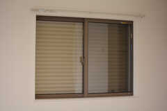 1階専有部の東側の窓には、防犯シャッターが取り付けられています。（103号室）(2020-12-03,専有部,ROOM,1F)
