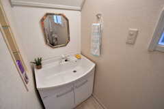 トイレの対面に洗面台が設置されています。(2020-01-27,共用部,WASHSTAND,1F)