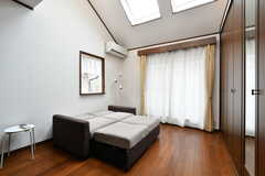 ソファはベッドにもなり、ゲストルームとして使うことができます。(2020-01-27,共用部,LIVINGROOM,2F)