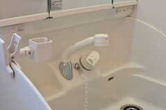 洗面台はフットスイッチ付きです。足でフットスイッチを踏むことで、シャワーが出るとのこと。(2017-10-10,共用部,WASHSTAND,1F)