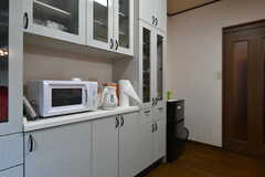 食器棚に設置されたキッチン家電。(2023-06-02,共用部,KITCHEN,1F)