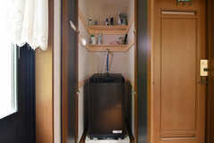 洗面台の対面には洗濯機が設置されています。(2023-06-02,共用部,LAUNDRY,1F)