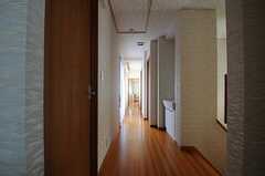 廊下の様子。正面が101号室です。(2012-02-01,共用部,OTHER,2F)