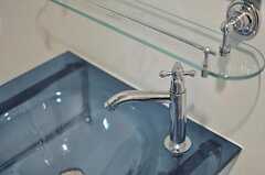 ガラス製の洗面台がお洒落。(2012-08-28,共用部,TOILET,1F)
