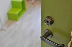 専有部のドアはグリーンカラーです。（340号室）※モデルルームです。(2012-08-28,専有部,ROOM,3F)