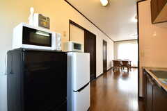 キッチンの対面に冷蔵庫が2台設置されています。冷蔵庫の上にキッチン家電が置かれています。(2019-05-08,共用部,KITCHEN,2F)
