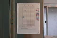 冷蔵庫に貼られた管理票で、バスルームや洗濯機の利用予約ができます。(2020-06-23,共用部,KITCHEN,1F)
