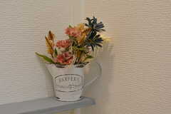 トイレには造花が飾られています。(2020-06-23,共用部,TOILET,2F)