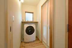 脱衣室に乾燥機能付き洗濯機が設置されています。(2014-11-13,共用部,LAUNDRY,1F)