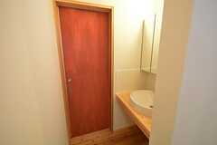 トイレのドアは赤色です。(2014-11-13,共用部,TOILET,2F)
