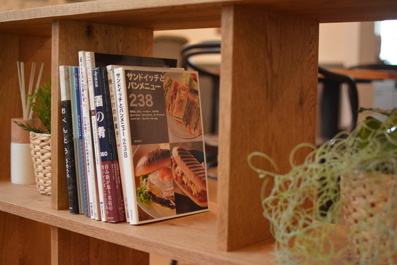 本棚には料理本が並んでいます。|1F リビング