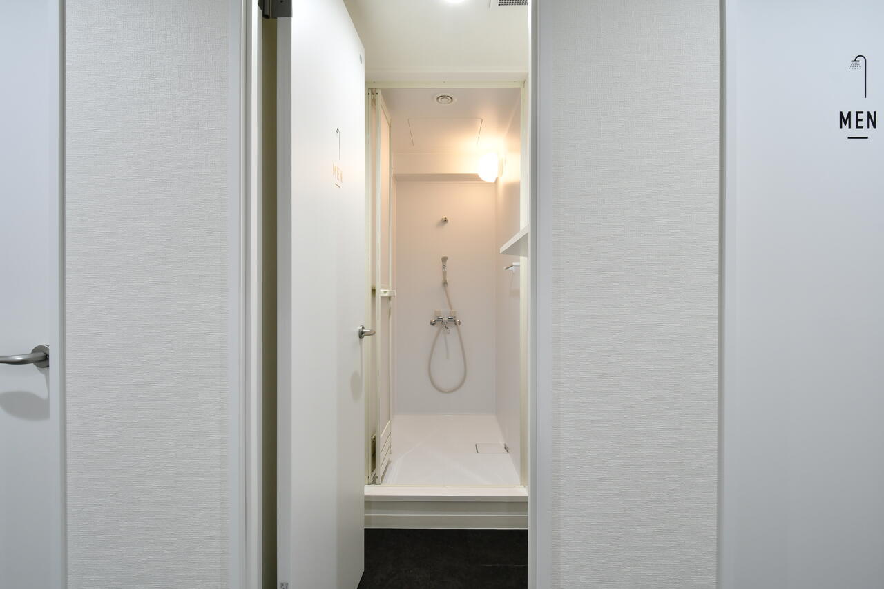 男性用シャワールームの様子。|2F 浴室
