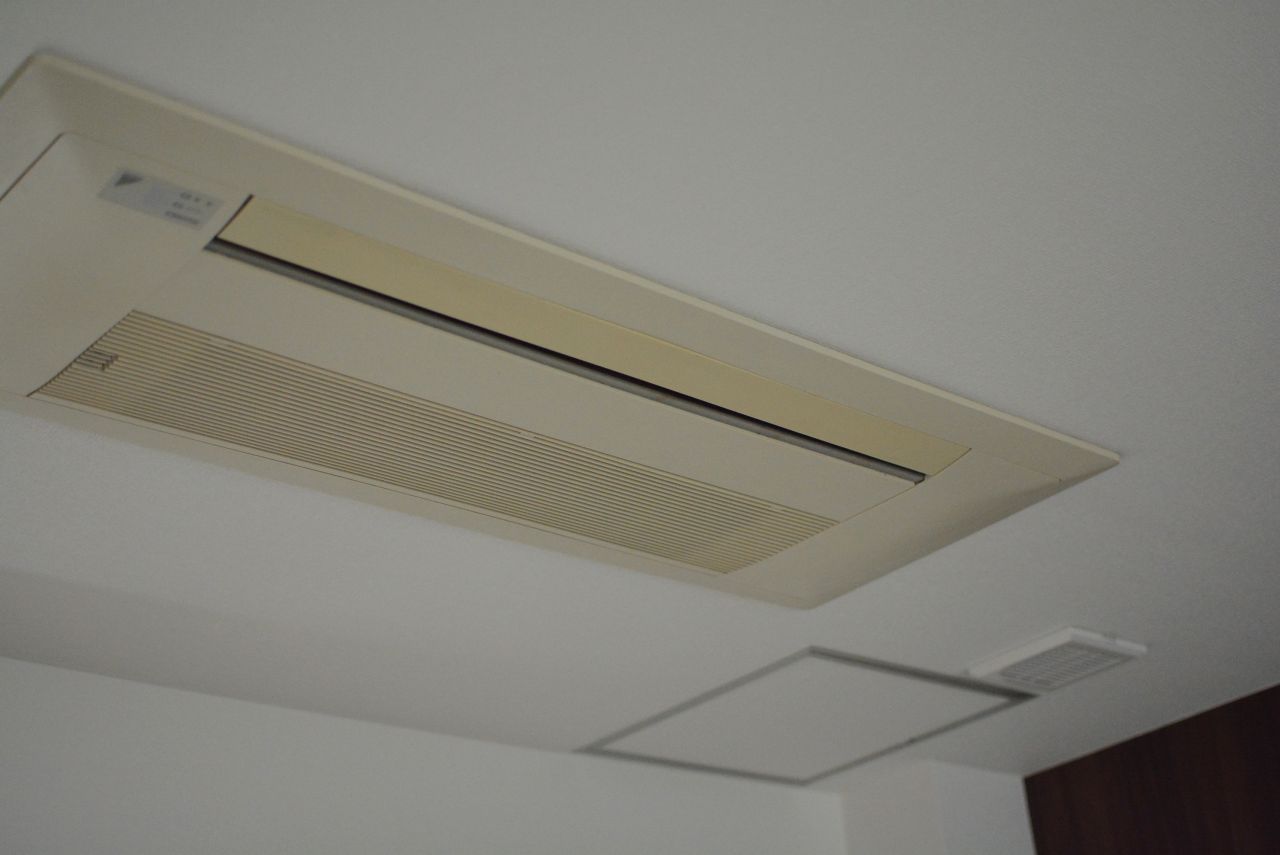 エアコンは天井に埋め込まれています。（309号室）|3F 部屋