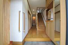 玄関から見た内部の様子。階段の右手にリビングがあります。(2013-07-30,周辺環境,ENTRANCE,1F)
