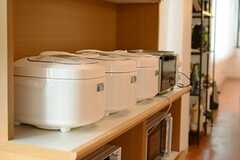 炊飯器は3台あります。(2014-12-10,共用部,KITCHEN,1F)