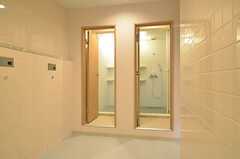 女性専用のシャワールームの様子。2室あります。(2014-12-10,共用部,BATH,2F)