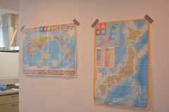 壁には日本地図と世界地図が並んでいます。(2020-11-24,共用部,LIVINGROOM,1F)