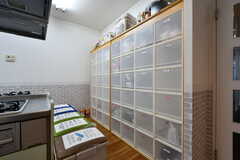 部屋ごとに使える収納ボックス。食材を保管できます。(2020-11-24,共用部,KITCHEN,1F)