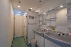 各フロアに洗面台とトイレが設置されています。(2020-11-24,共用部,WASHSTAND,2F)