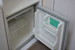 全室にミニ冷蔵庫が備わっています。（215号室）(2020-11-24,専有部,ROOM,2F)