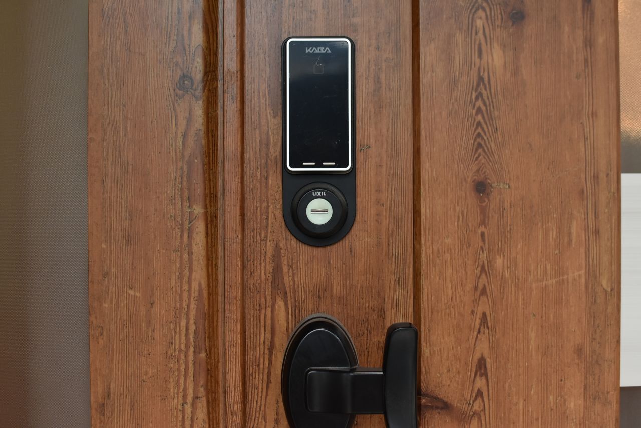玄関の鍵はナンバー式のオートロックです。|1F 玄関