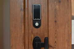 玄関の鍵はナンバー式のオートロックです。(2018-07-06,周辺環境,ENTRANCE,1F)