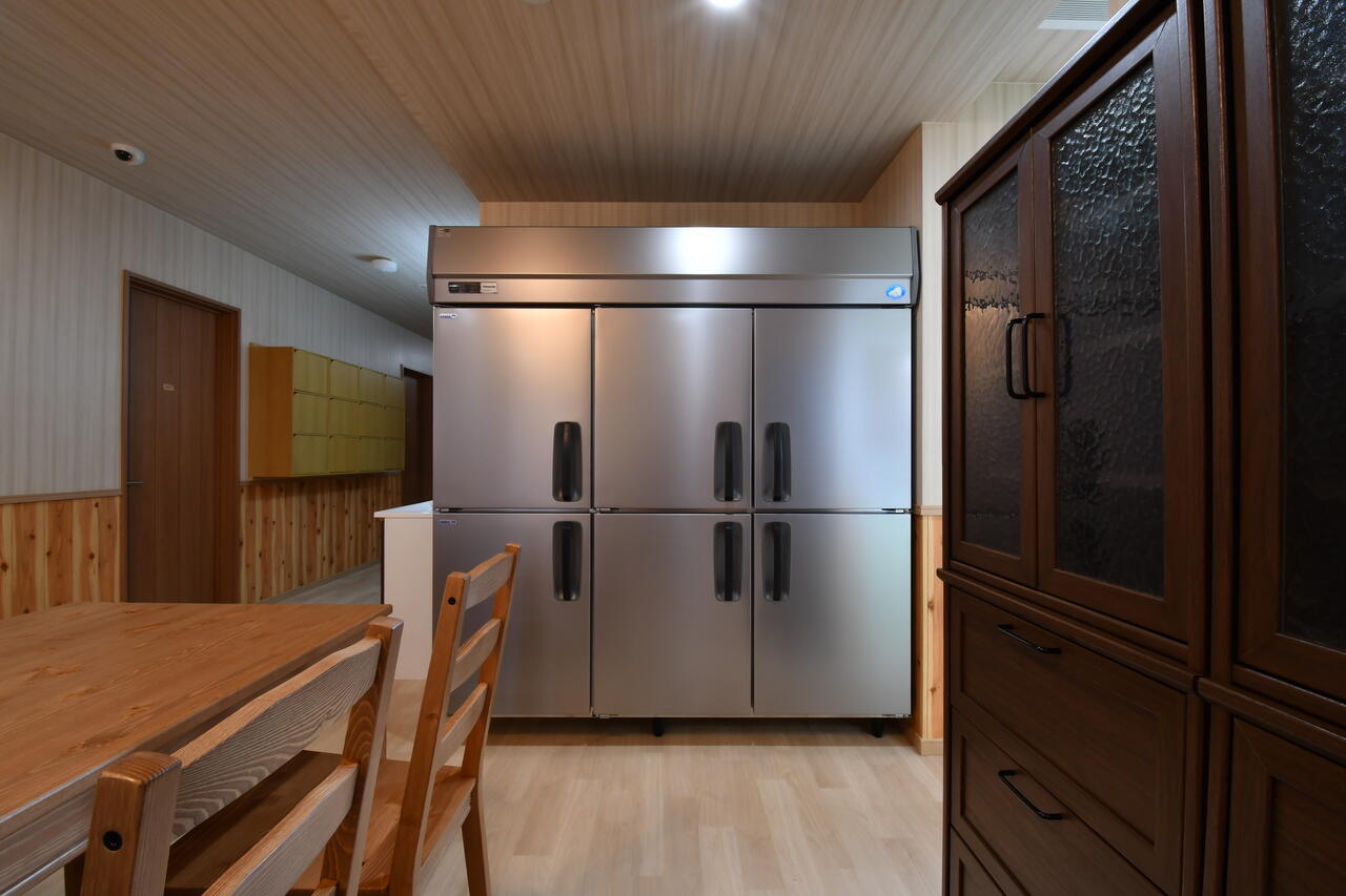冷蔵庫は業務用です。|1F キッチン