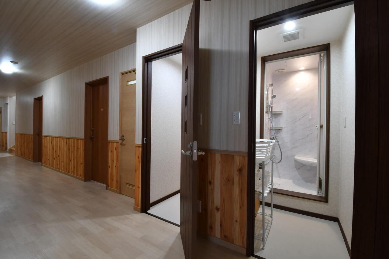 バスルームの脇にシャワールームが2室配置されています。|1F 浴室