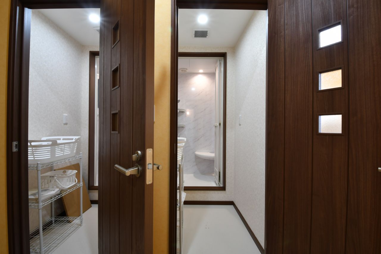 シャワールームが2室並んでいます。浴室の奥はランドリースペースです。|2F 浴室