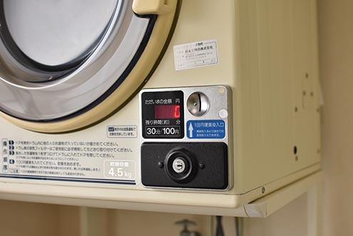 乾燥機はコイン式です。乾燥機の対面がトイレです。（A棟）|4F ランドリー