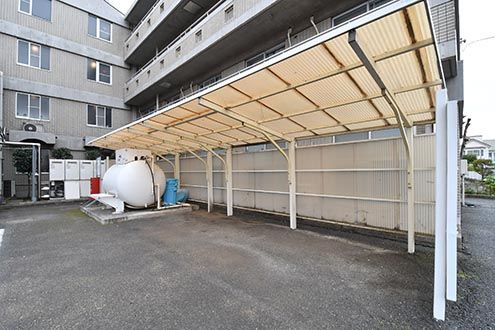 駐輪場は屋根付きです。|1F ガレージ