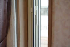 横幅の狭い窓にも網戸が付いています。（204号室）(2020-02-19,専有部,ROOM,2F)