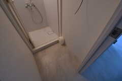 シャワールームの脱衣室の様子。シャワールームは2室用意されています。(2020-02-19,共用部,BATH,1F)