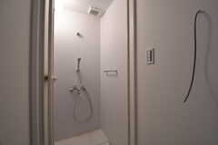 シャワールームの様子。シャワールームの奥はランドリースペースです。(2020-02-19,共用部,BATH,1F)