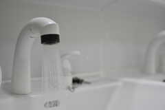 洗面台はシャワー水栓付きです。洗面台の対面に洗濯機が設置されています。(2020-02-19,共用部,WASHSTAND,1F)